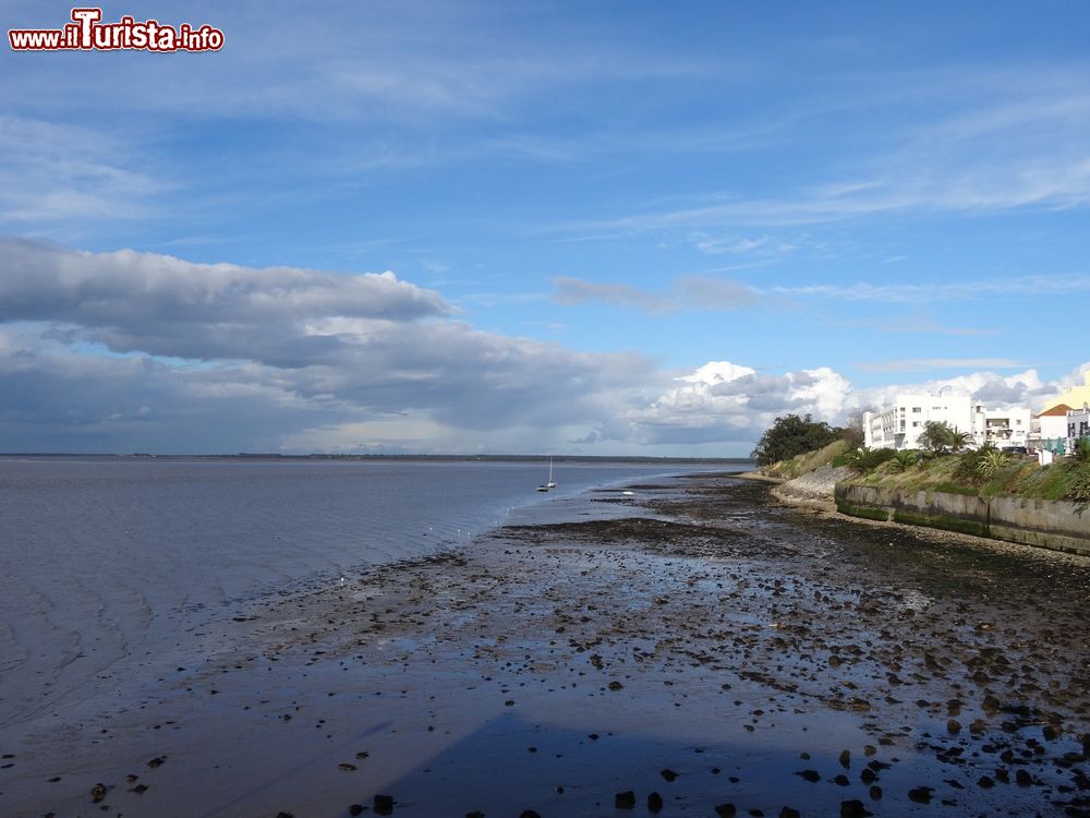 Immagine Una bella veduta del fiume Tagos a Alcochete, Portogallo. Fra i paesaggi naturali da non perdere vi è la Riserva do Estuario do Tejo.