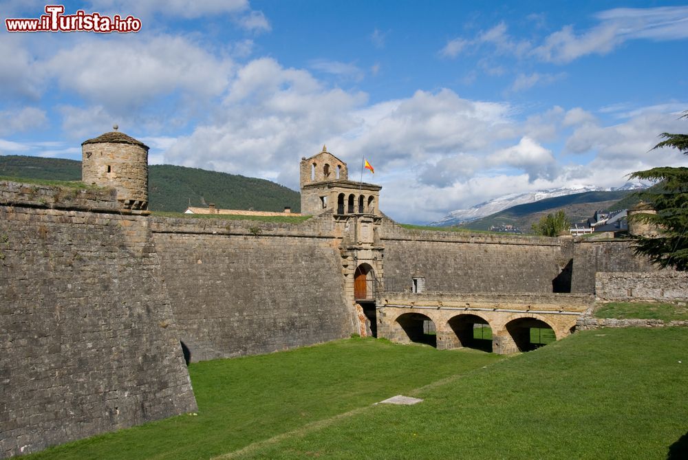 Immagine Una bella veduta del forte militare di Jaca, Spagna. Al suo interno si trova una grande piazza pentagonale attorno a cui affacciano i vari edifici del forte e la cappella della cittadella costruita nel XVIII° secolo.