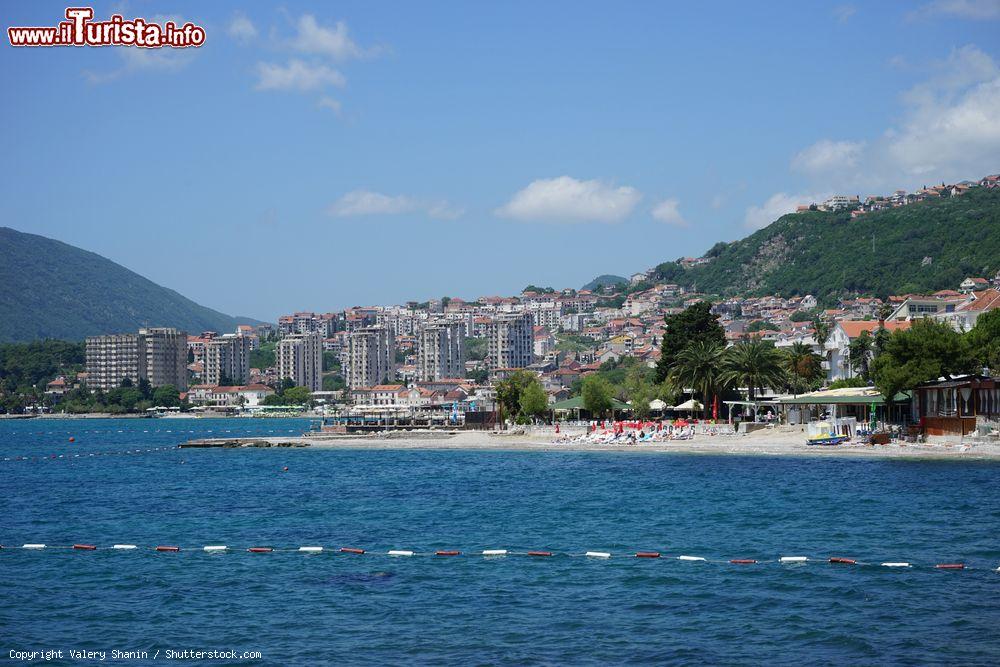 Immagine Una bella veduta del mare a Herceg Novi, Montenegro. Questa graziosa cittadina costiera del Montenegro è situata in un posto strategico, all'entrata delle bocche di Kotor e ai piedi del monte Orjen - © Valery Shanin / Shutterstock.com