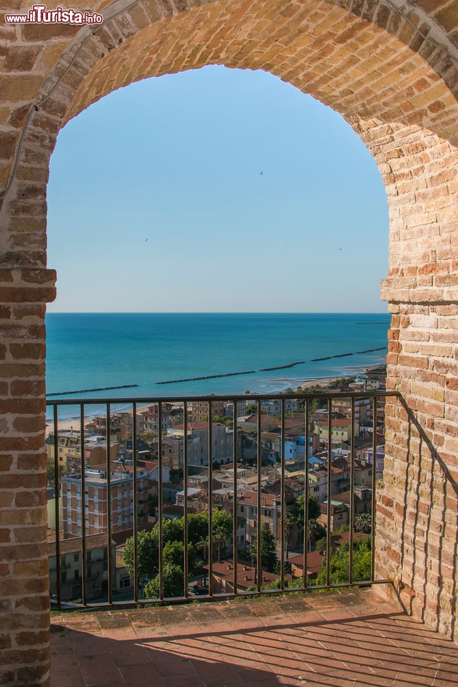 Immagine Una bella veduta del mare da un arco nel borgo di Grottammare, Ascoli Piceno.