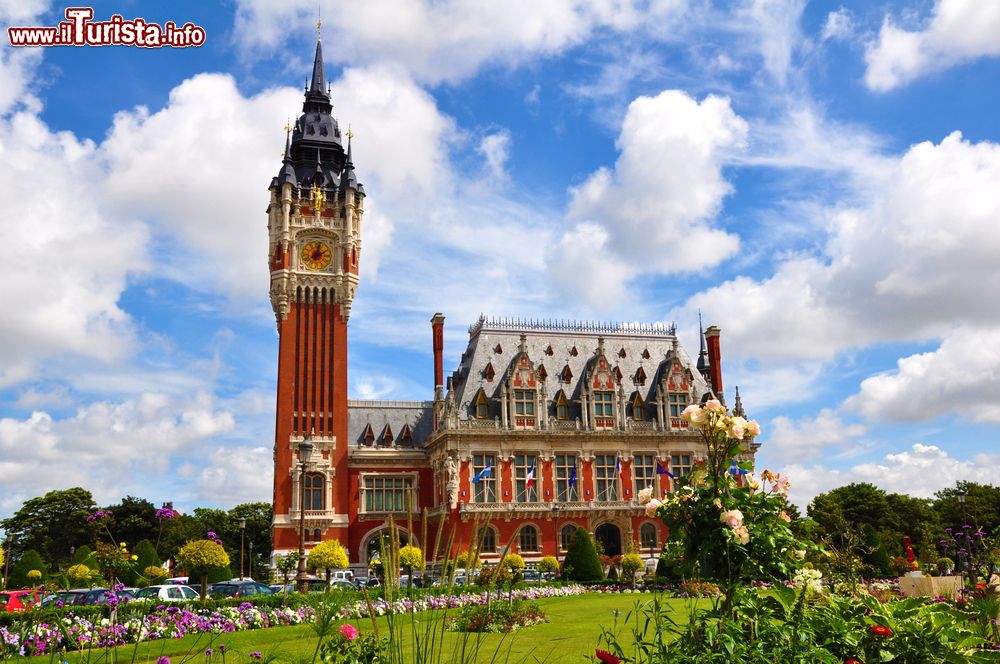 Immagine Una bella veduta del municipio di Calais, nord della Francia. Realizzato in stile architettonico neo-fiammingo, è uno dei simboli della città. Il campanile raggiunge i 75 metri di altezza.