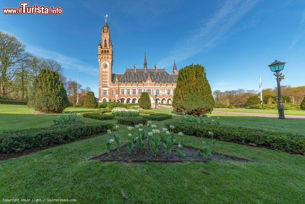 Immagine Una bella veduta del Palazzo della Pace a L'Aia (Olanda). Sede della Corte di Giustizia Internazionale, è stato costruito in grantio, arenaria e laterizi con un tetto spiovente di piastrelle grigie - © Ankor Light / Shutterstock.com