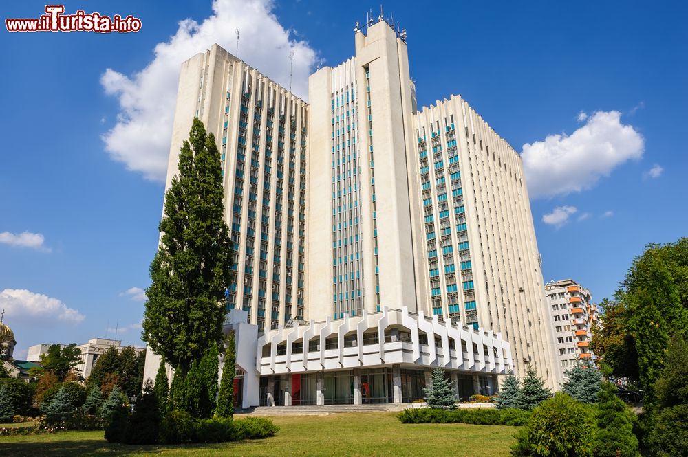 Immagine Una bella veduta del Palazzo delle Autorità a Chisinau, Moldavia.