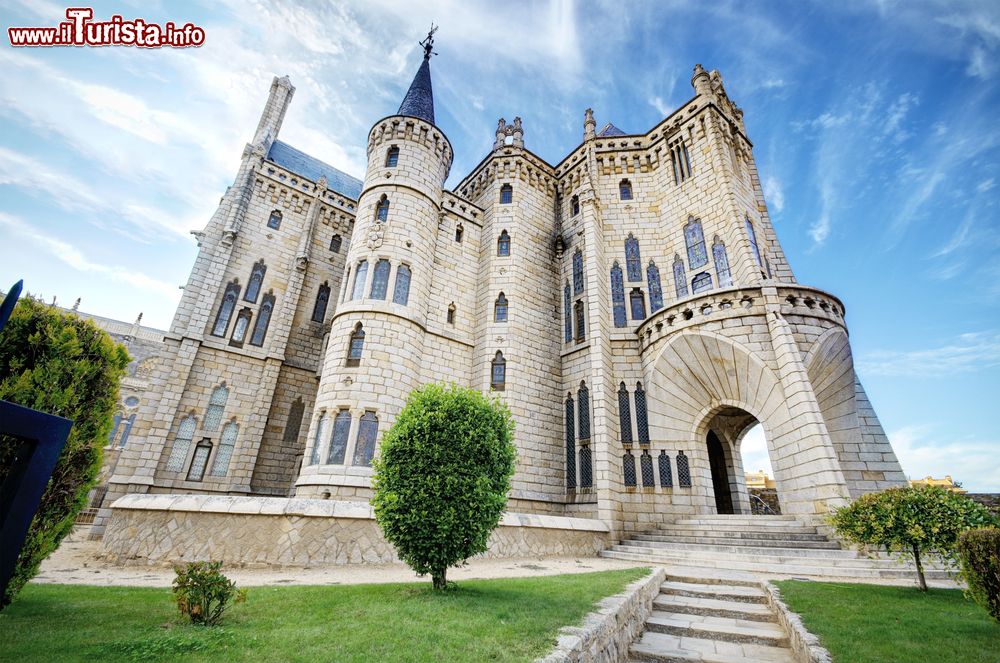 Immagine Una bella veduta del Palazzo Episcopale di Astorga, Spagna. All'interno si trova anche il Museo del Cammino che raccoglie manoscritti, documenti, dipinti e statue che si riferiscono ai pellegrinaggi del Cammino di Santiago.