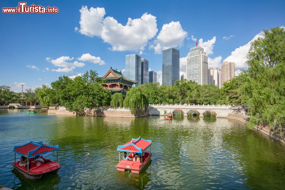 Immagine Una bella veduta del parco cittadino di Urumqi con i grattacieli dietro alla pagoda, Cina.