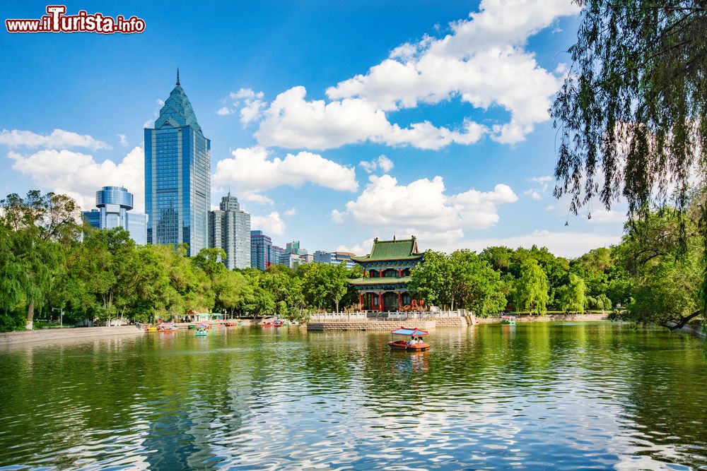 Immagine Una bella veduta del parco di Urumqi, Repubblica Popolare Cinese. Sullo sfondo grattacieli e edifici moderni.