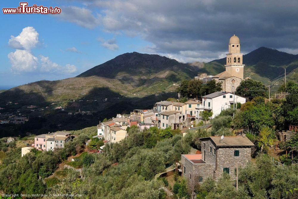 Immagine Una bella veduta del piccolo villaggio di Legnaro sulle colline di Levanto, Liguria. Questa frazione di Levanto sorge a 220 metri sul livello del mare - © Denis.Vostrikov / Shutterstock.com