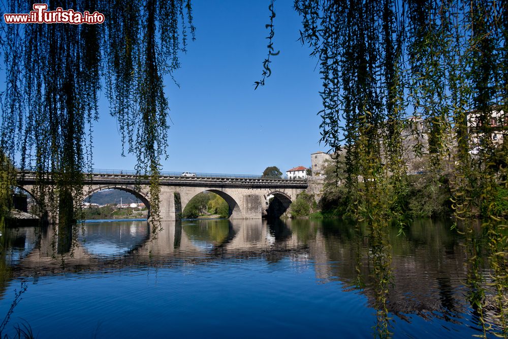 Immagine Una bella veduta del ponte sul fiume Cavado a Barcelos, Portogallo. Nasce nella Serra do Larouco e dopo aver percorso circa 135 km sfocia nell'Atlantico vicino a Esposende.