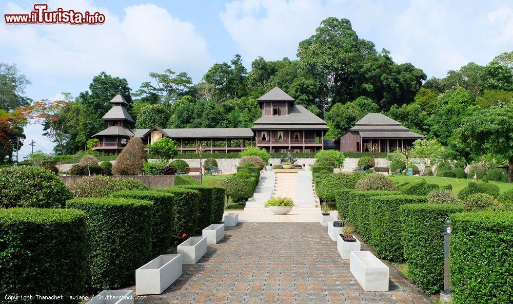 Immagine Una bella veduta del Rattanarangsarn Palace nella provincia di Ranong, Thailandia, con il giardino  - © Thanachet Maviang / Shutterstock.com