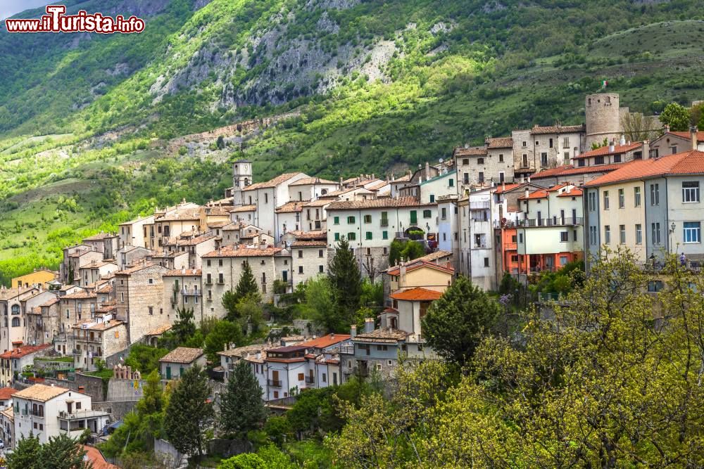 Immagine Una bella veduta del villaggio di Barrea, Abruzzo, Italia. Questo piccolo Comune della provincia de L'Aquila fa parte della Comunità Montana Alto Sangro e Altopiano delle Cinque Miglia. E' uno dei centri principali del Parco Nazionale d'Abruzzo, Lazio e Molise.