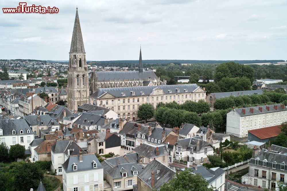Immagine Una bella veduta del villaggio di Vendome con l'Abbazia della Santa Trinità, Francia.