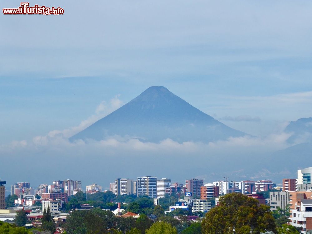 Immagine Una bella veduta del vulcano Fuego avvolto dalla nebbia a Città del Guatemala, Guatemala. E' noto per la sua attività stromboliana che alterna cioè fasi di grandi esplosioni con colate di lava fluida.