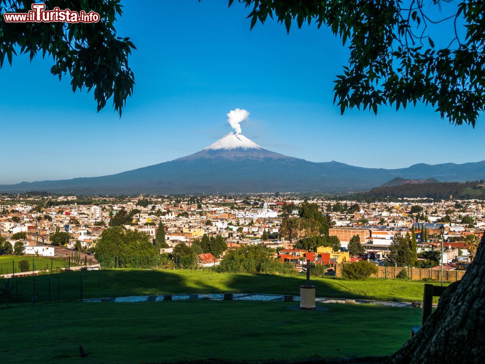 Immagine Una bella veduta del vulcano Popocatapetl da una collina della città di Puebla, Messico. Situato 45 km a ovest della città, questo vulcano in attività raggiunge un'altezza di 5426 metri.