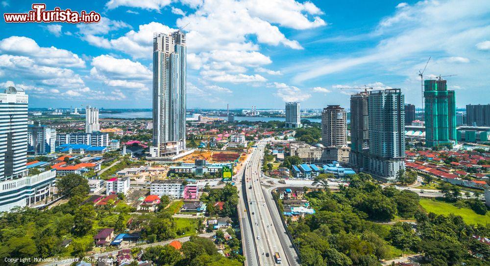 Immagine Una bella veduta della capitale Johor Bharu, stato di Johor, Malesia. La sua area metropolitana accoglie quasi 2 milioni di persone - © Muhammad Syahid / Shutterstock.com