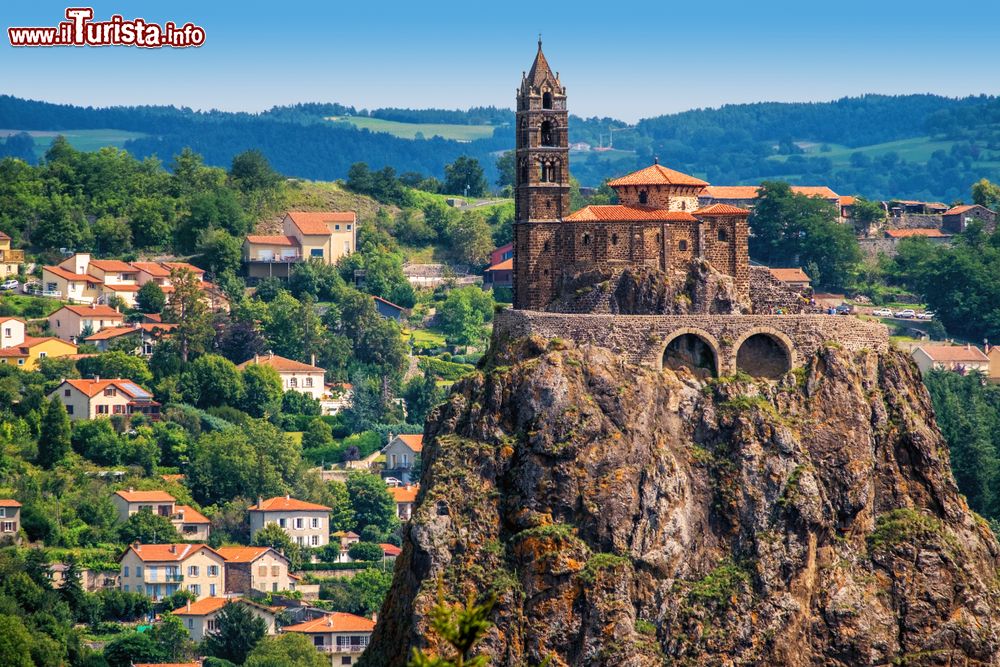 Immagine Una bella veduta della cappella di Saint Michel d'Aiguilhe a Le Puy-en-Velay, Francia, in una giornata di sole.
