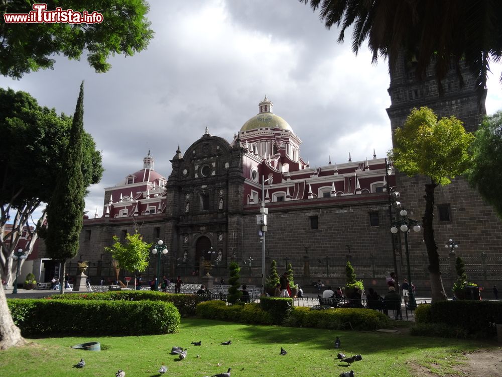 Immagine Una bella veduta della cattedrale di Puebla, Messico, con la piazza antistante.