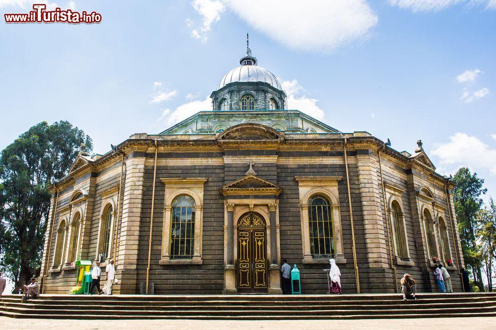 Immagine Una bella veduta della cattedrale di San Giorgio a Addis Abeba, Etiopia. Rivestite con pietre grigie disposte su righe orizzontali, le facciate dell'edificio sono decorate in stile neoclassico - © Anton_Ivanov / Shutterstock.com