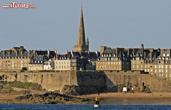 Immagine Una bella veduta della cattedrale di St. Vincent a Saint-Malo, Francia. Iniziata nell'XI° secolo, ospita un'eccellente collezione di vetrate medievali e moderne. L'attuale aspetto con cui si presenta è dovuto ai rifacimenti necessari in seguito ai bombardamenti della Seconda Guerra Mondiale - © David Hughes / Shutterstock.com