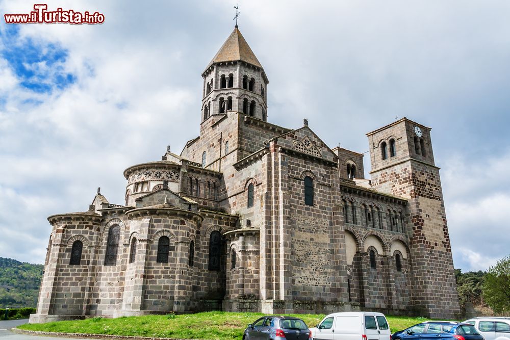 Immagine Una bella veduta della chiesa di Notre-Dame du Port a Clermont-Ferrand, Francia. questo edificio religioso è stato fondato dal vescovo di Clermont, Saint Avitus, nel 6° secolo e successivamente ricostruito nel 12°. Dal 1840 è monumento storico nazionale di Francia.