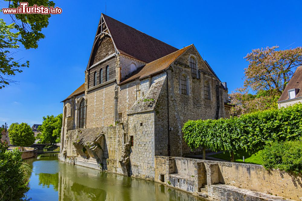 Immagine Una bella veduta della chiesa di Sant'Andrea del XII° secolo a Chartres, Francia.