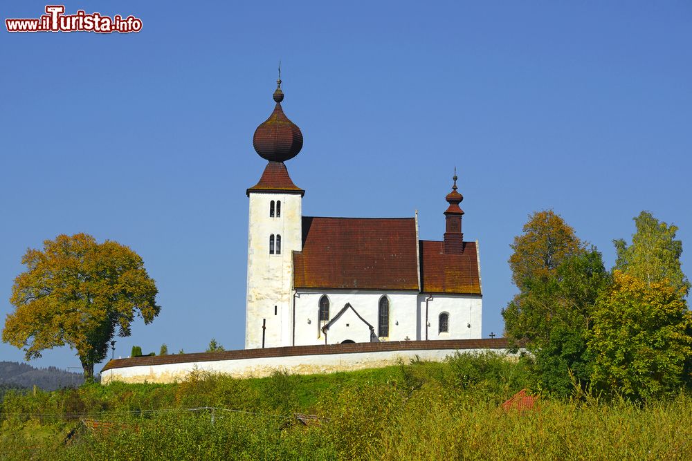Immagine Una bella veduta della chiesa di Santo Spirito, patrimonio Unesco a Zehra, Slovacchia.