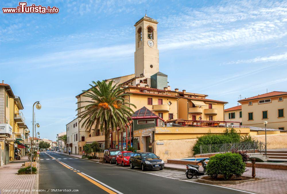 Immagine Una bella veduta della chiesa parrocchiale nel centro di San Vincenzo, Toscana - © Sergei Afanasev / Shutterstock.com