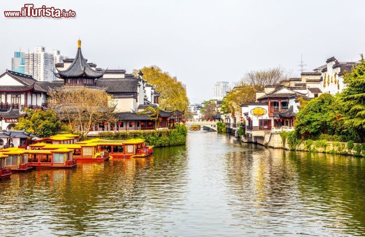 Immagine Una bella veduta della città di Nanjing lungo il fiume, Cina. Sullo sfondo, i grattacieli moderni fanno da contrasto agli edifici  antichi - © Meiqianbao / Shutterstock.com