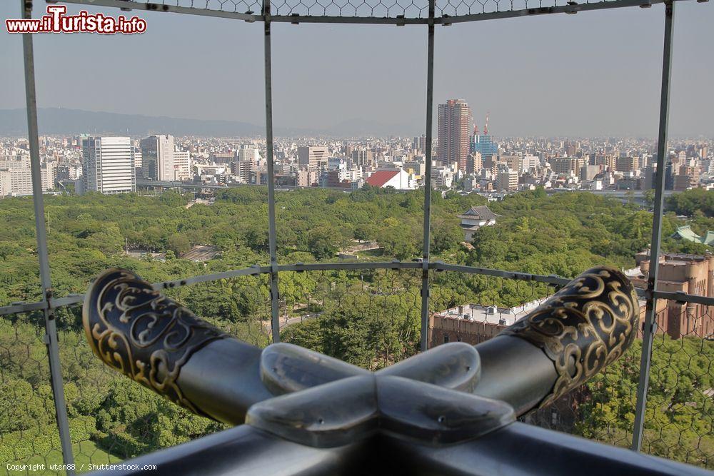 Immagine Una bella veduta della città di Osaka dall'Observation Deck del Museo del Castello, Giappone. Il belvedere si trova a 50 metri di altezza - © wtsn88 / Shutterstock.com