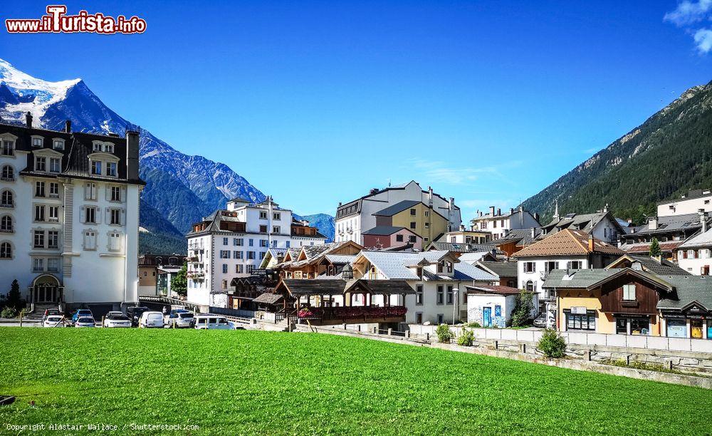 Immagine Una bella veduta della cittadina di Chamonix dalla piazza centrale, Francia. Si trova nel dipartimento dell'Alta Savoia ed è una grande stazione sciistica conosciuta in tutto il mondo - © Alastair Wallace / Shutterstock.com