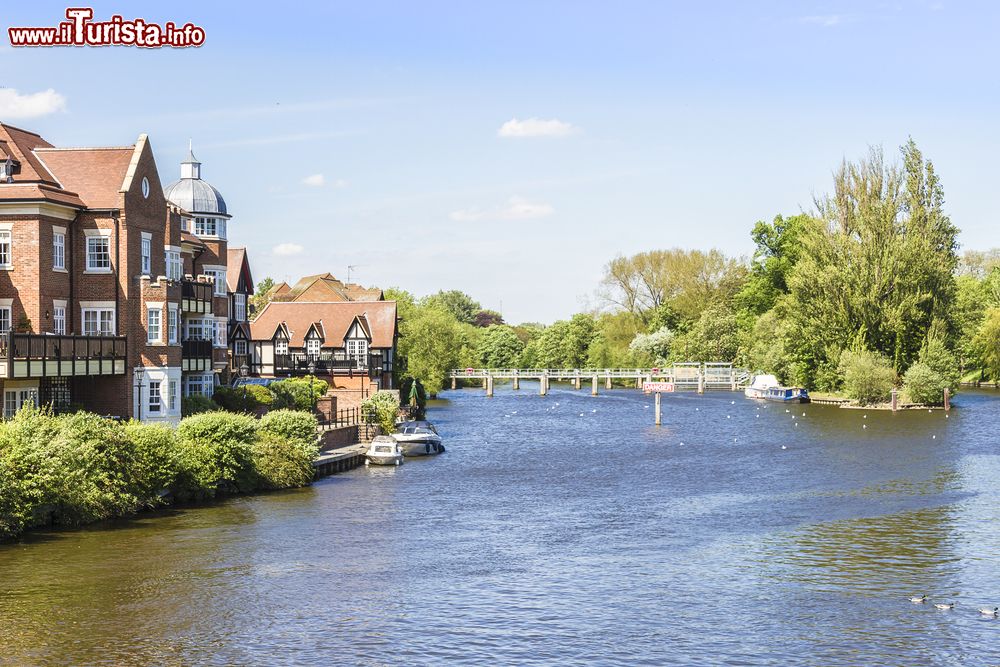 Immagine Una bella veduta della costa del fiume Tamigi a Windsor, Regno Unito. Sullo sfondo, un ponte pedonale.