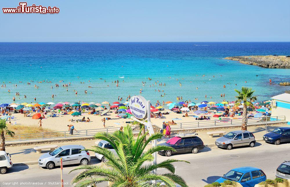 Immagine Una bella veduta della spiaggia di Marina di Pulsano con turisti nella stagione estiva, Taranto, Puglia - © phototravelua / Shutterstock.com