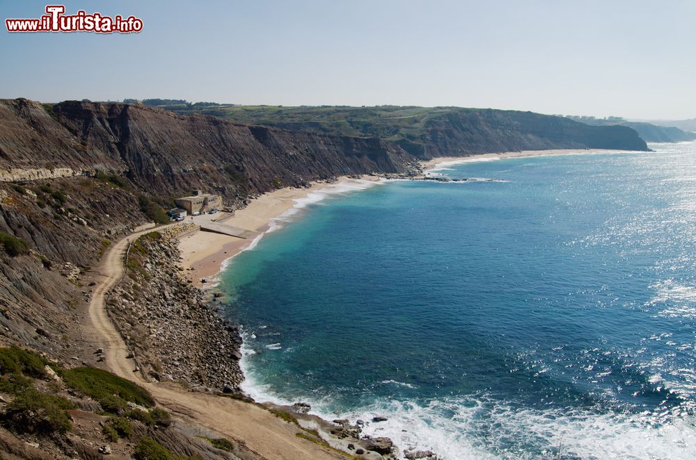 Immagine Una bella veduta della spiaggia di Paimogo vicino Areia Branca a Lourinha, Portogallo. Il mare mosso nei pressi di Areia Branca è perfetto per gli apassionati di surf e bodyboard.