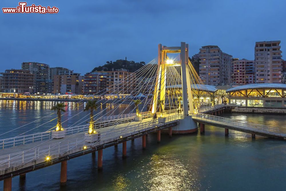 Immagine Una bella veduta della spiaggia e del molo di Durazzo fotografati di notte, Albania.