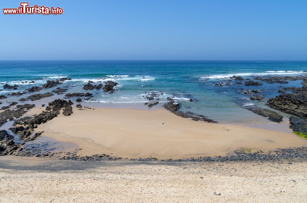 Immagine Una bella veduta della spiaggia sabbiosa di Almograve nei pressi di Odemira, Portogallo.