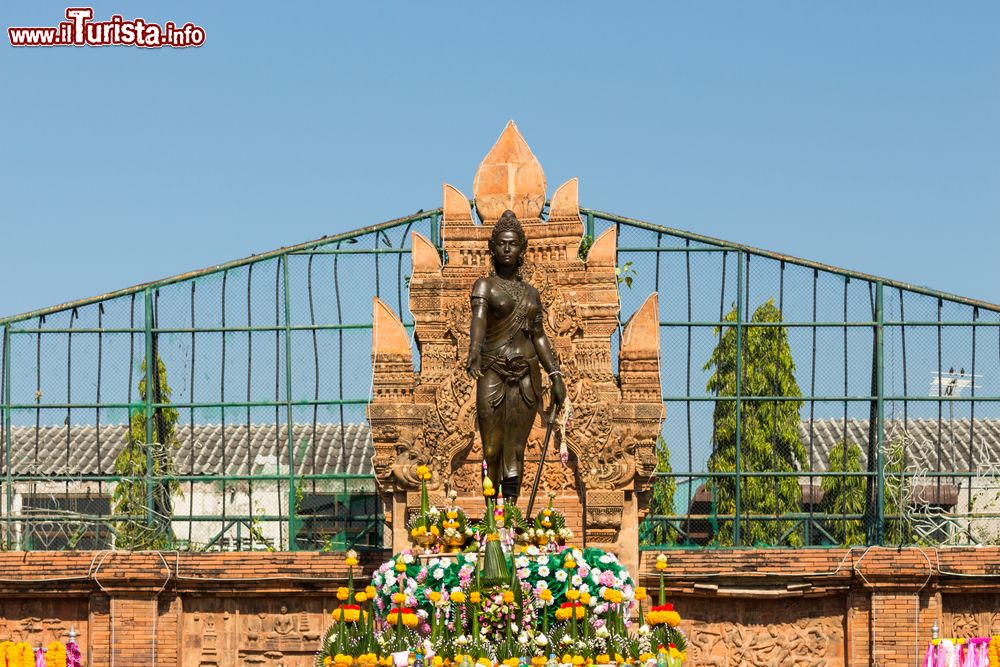 Immagine Una bella veduta della statua dedicata alla regina Chamadevi a Lamphun, Thailandia.