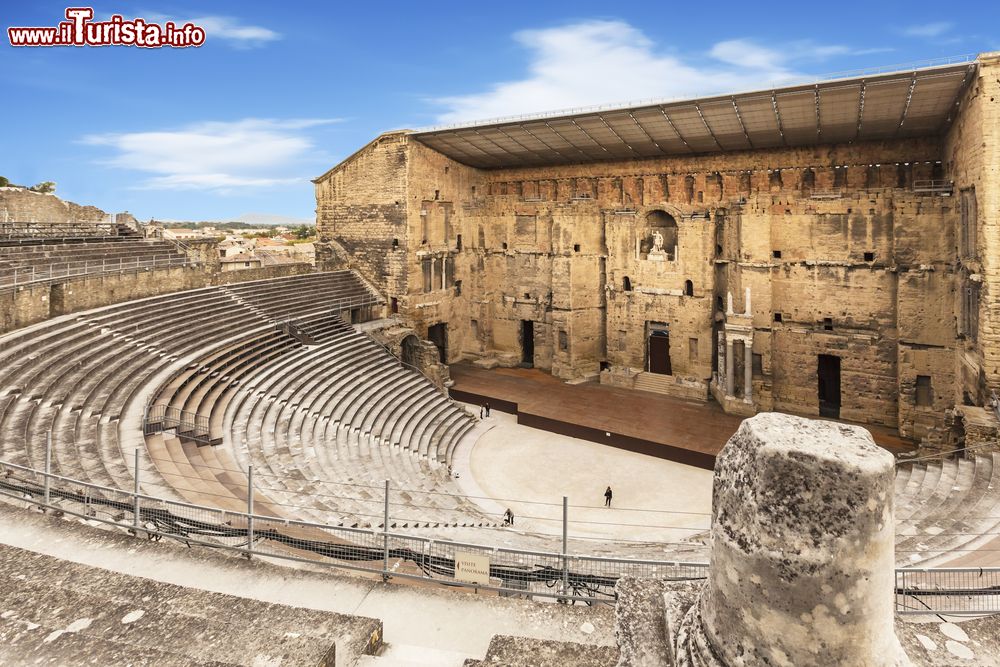 Immagine Una bella veduta dell'anfiteatro di Orange, Francia. Venne costruito presso il foro della colonia di Arausio fondata dai soldati della seconda legione.