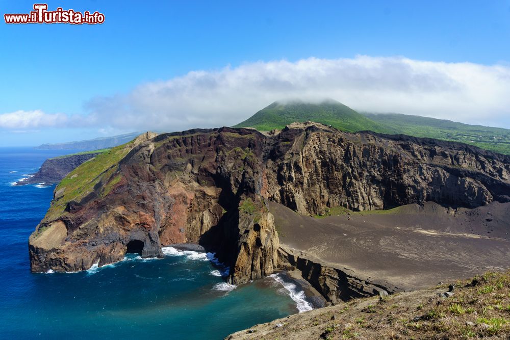 Immagine Una bella veduta dell'area vulcanica sull'isola di Faial, arcipelago delle Azzorre, Portogallo.