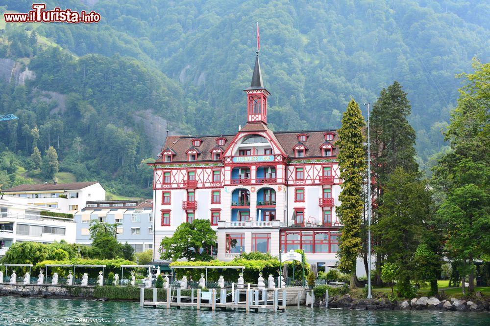 Immagine Una bella veduta dell'hotel Vitznauerhof a Vitznau, Svizzera: questo resort 4 stelle in stile Liberty si affaccia sul lago di Lucerna - © Steve Cukrov / Shutterstock.com