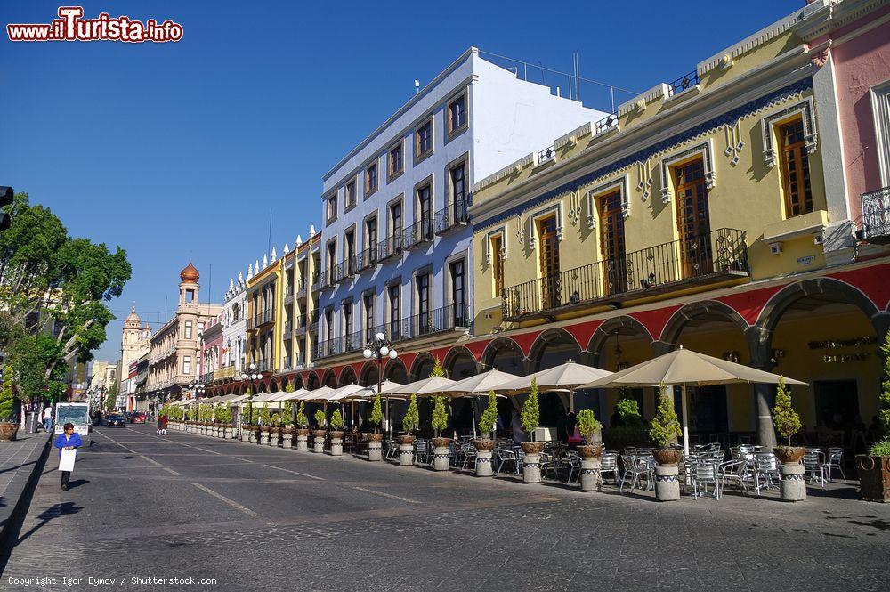 Immagine Una bella veduta di case e ristoranti in piazza Zocalo a Puebla, Messico - © Igor Dymov / Shutterstock.com