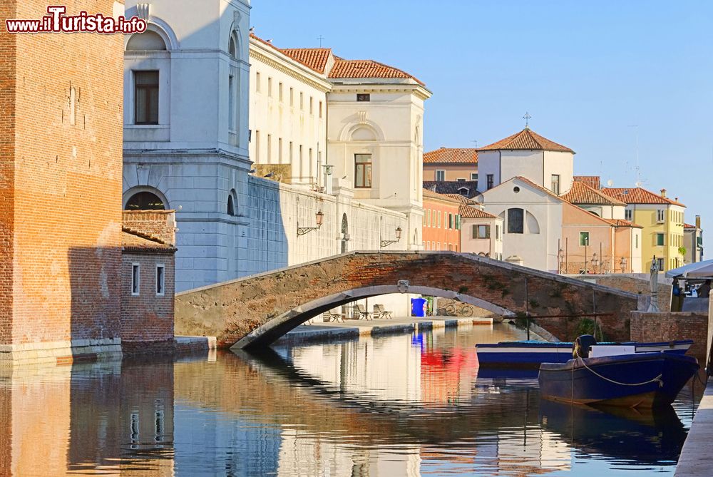 Immagine Una bella veduta di Chioggia, Veneto, Italia. Chi desidera andare alla scoperta delle bellezze architettoniche e paesaggistiche di questa città lagunare può avventurarsi a piedi nei suoi tanti percorsi suggestivi.