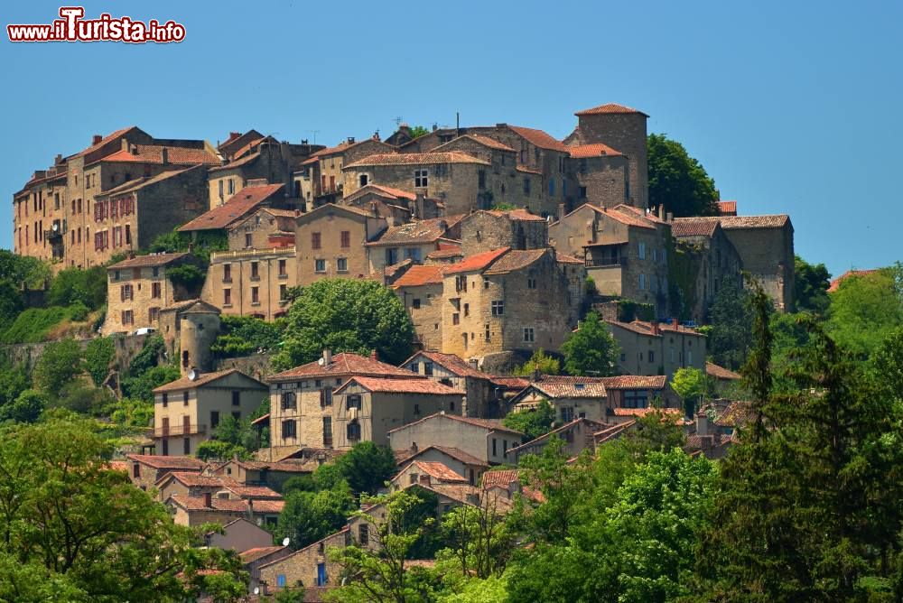 Immagine Una bella veduta di Cordes-sur-Ciel, Francia. Questo piccolo villaggio medievale sorge su una collina nel sud francese vicino Albi e Tolosa, nella regione dell'Occitanie.