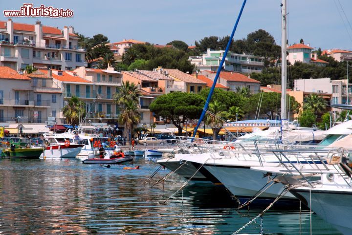 Immagine Una bella veduta di edifici e palazzi di Bandol affacciati sul mare. In questo lembo di Francia del sud, paesi e villaggi sono baciati dal sole  - © Christian Musat / Shutterstock.com
