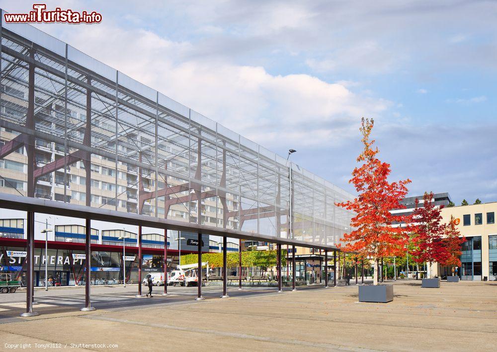 Immagine Una bella veduta di King's Square a Tilburg, cittadina nel sud dell'Olanda. Con i villaggi di Berkel-Enschot e Udenhout, Tilburg raggiunge una popolazione di 210.289 abitanti diventando così la sesta città più popolosa - © TonyV3112 / Shutterstock.com