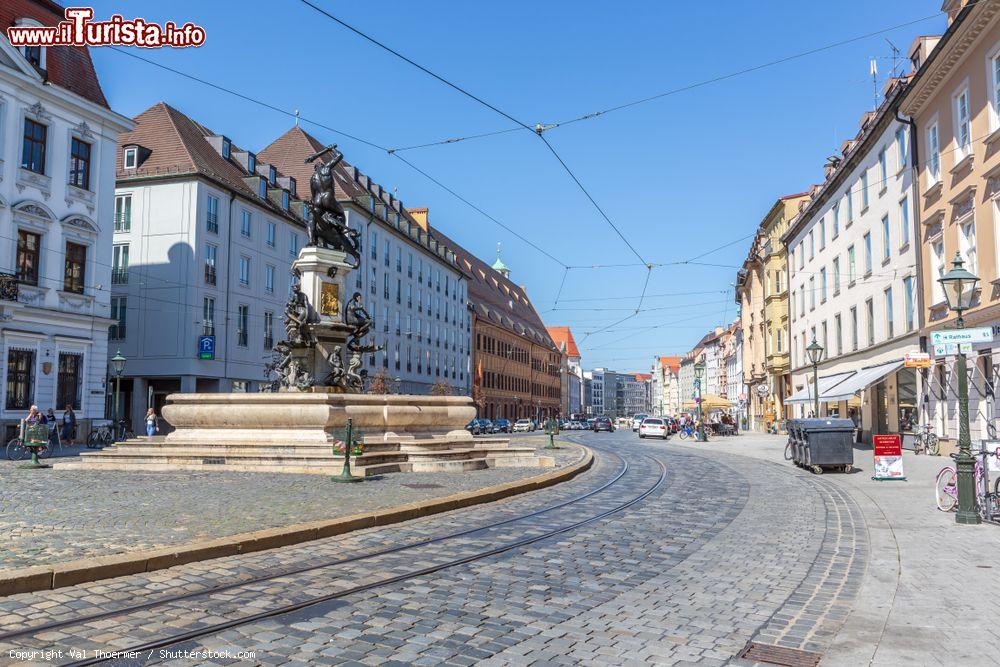 Immagine Una bella veduta di Maximilianstrasse nel cuore della cittadina di Augusta, Germania - © Val Thoermer / Shutterstock.com