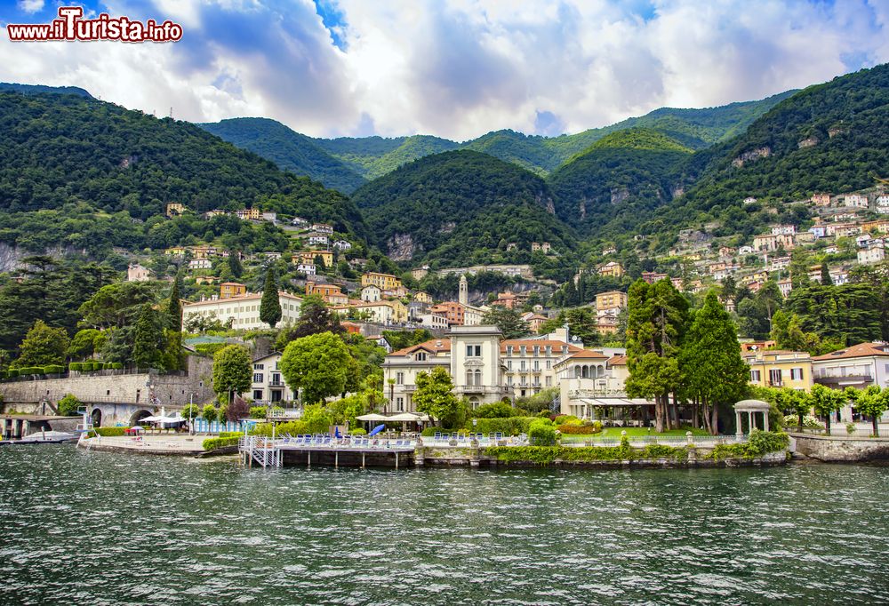 Immagine Una bella veduta di Moltrasio sul lago di Como, Lombardia. Splendide ville e giardini verdi ne fanno un gioiello adagiato sul lago lombardo.