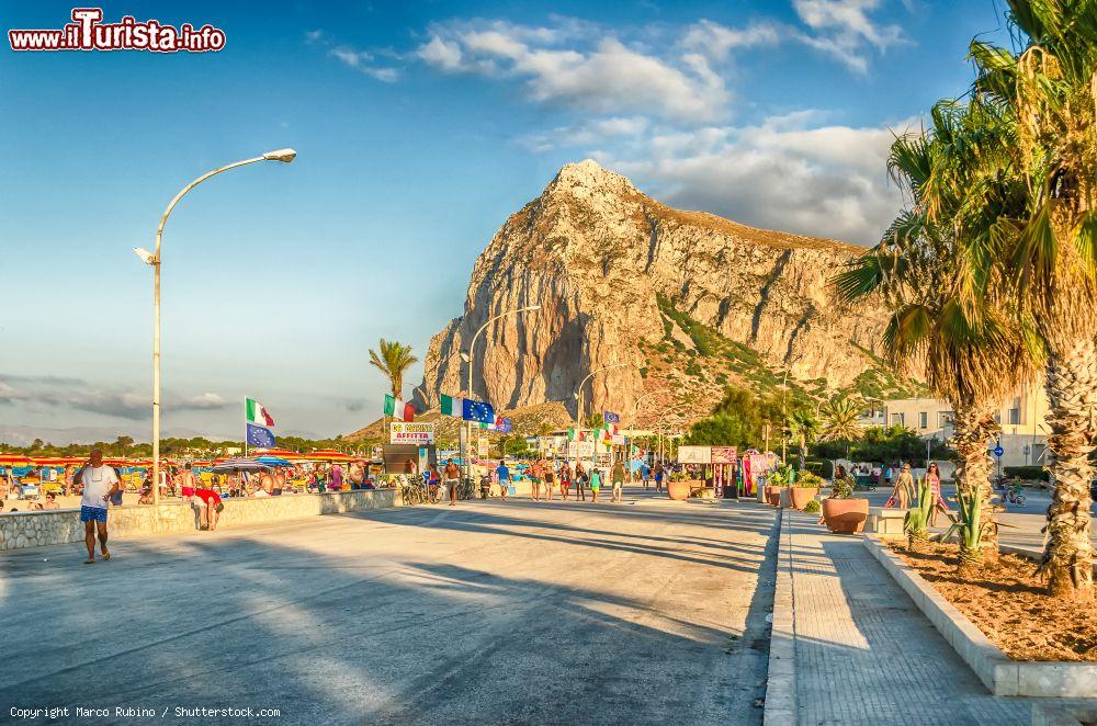 Immagine Una bella veduta di Monte Monaco da San Vito Lo Capo, Trapani, al calar del sole (Sicilia) - © Marco Rubino / Shutterstock.com