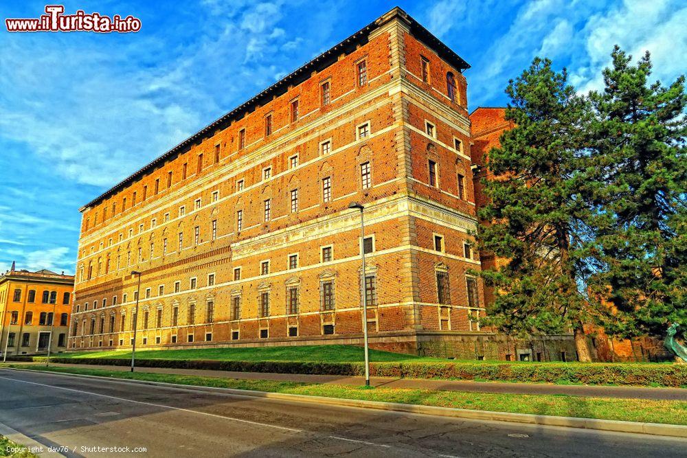 Immagine Una bella veduta di Palazzo Farnese che ospita il Museo CIvico di Piacenza - © dav76 / Shutterstock.com