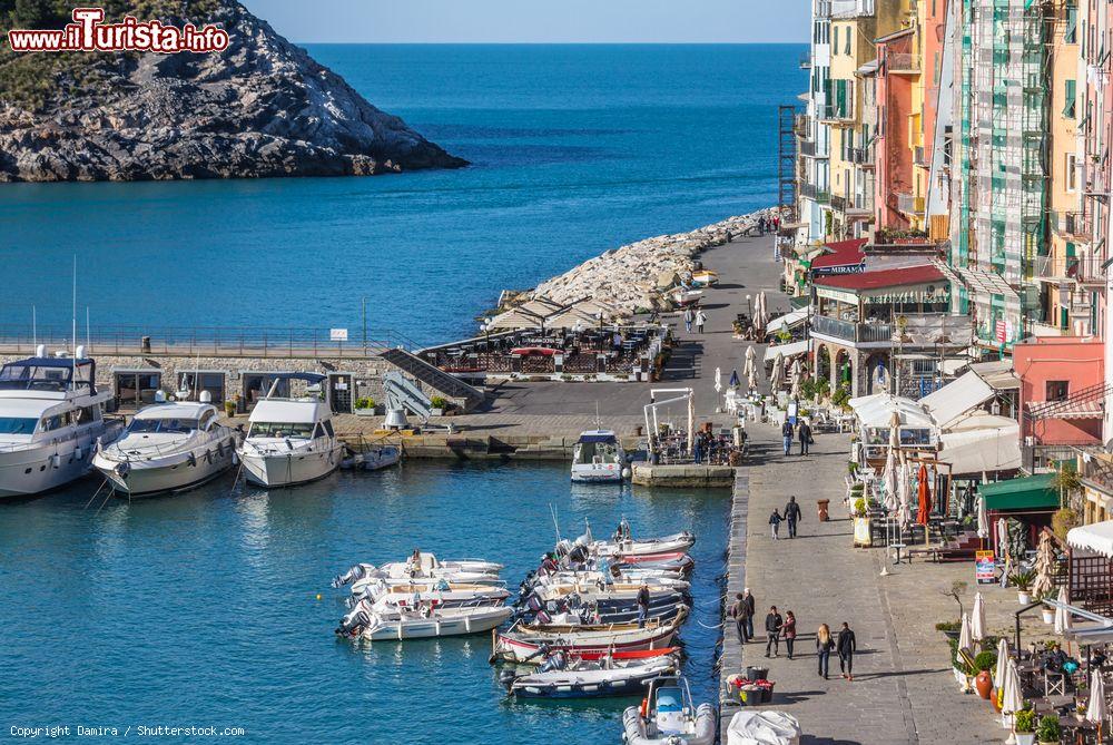 Immagine Una bella veduta di Porto Venere e della sua passeggiata lungomare, provincia di La Spezia, Liguria - © Damira / Shutterstock.com