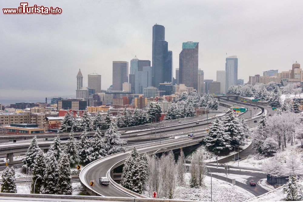 Immagine Una bella veduta di Seattle innevata, stato di Washington (Stati Uniti d'America). Questa città portuale si trova sulla costa occidentale degli USA.