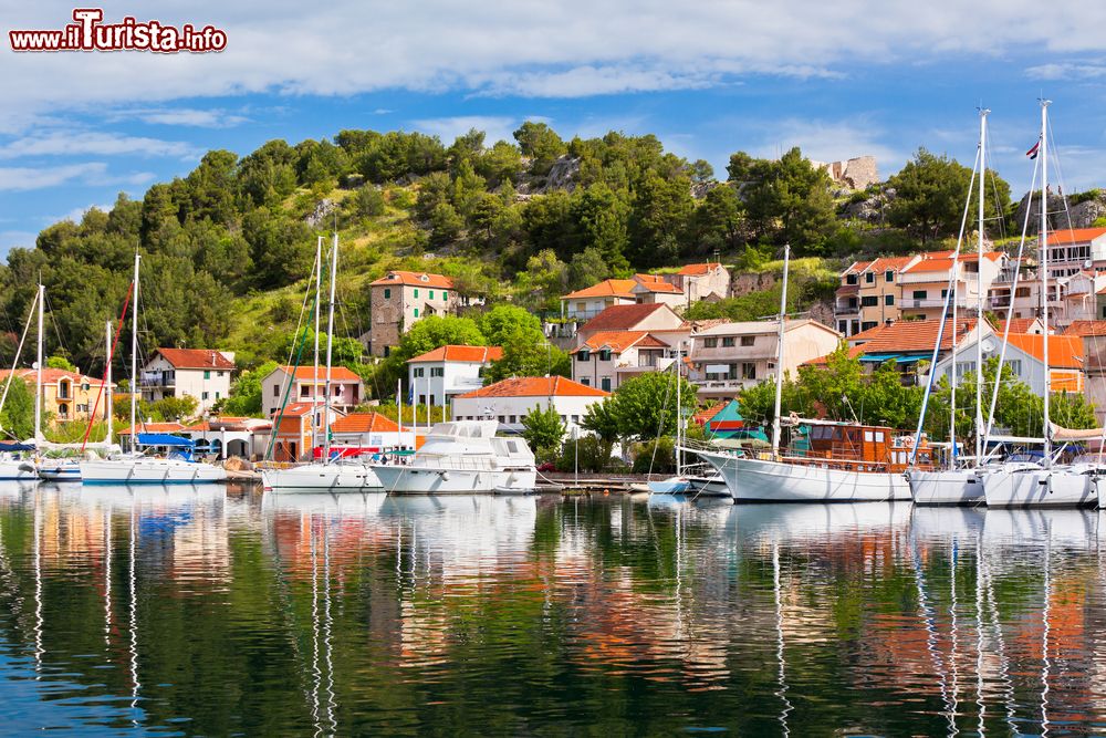 Immagine Una bella veduta di Skradin (Croazia) con il suo porticciolo sulla costa dell'Adriatico.